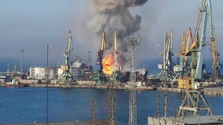 Ukrajinská armáda tvrdí, že v prístave Berďansk zničili ruskú loď. Na ďalších mal vypuknúť požiar