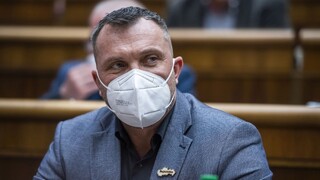 Poslanci rozhodli. Suja musí za obliatie Matoviča zaplatiť pokutu