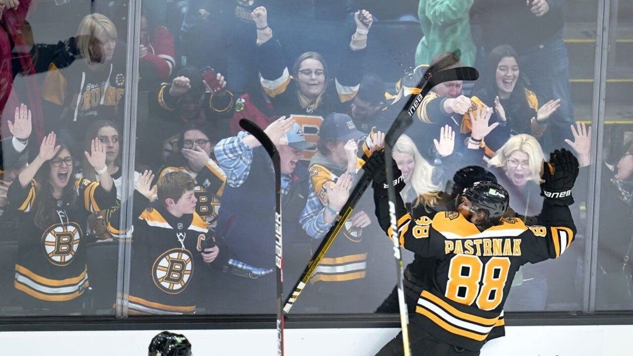 NHL: Pastrňák zariadil hetrikom triumf Bostonu nad Tampou Bay 3:2
