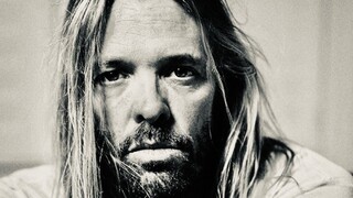 Hudobná skupina Foo Fighters prišla o jedného z členov. Zomrel bubeník Taylor Hawkins