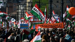 Parlamentné voľby v Maďarsku sa blížia. Ústrednou témou kampane sa stala vojna na Ukrajine