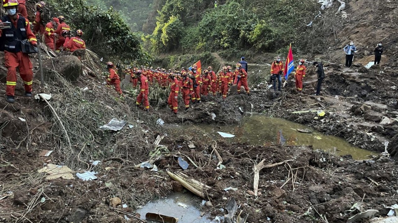 Pád čínskeho lietadla neprežil nikto zo 132 ľudí na palube, príčina stále nie je jasná