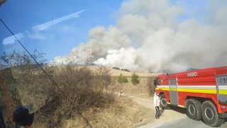 V obci Hôrka zasahuje takmer 80 hasičov, plamene zachvátili les a okolité lúky