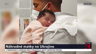 Náhradnej matke sa narodila počas úteku pred vojnou. Dievčatko Joy však malo šťastie