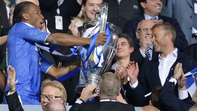 Didier Drogba z Chelsea drží trofej pred Abramovičom po finálovom zápase Ligy majstrov v roku 2012.