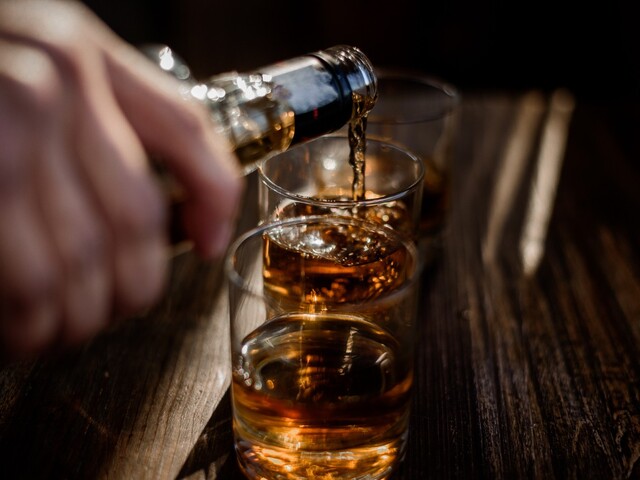 Alkohol ako súčasť zdravého štýlu? Odborníci varujú pred videom, ktoré zľahčuje riziká a vážne poškodenia pečene