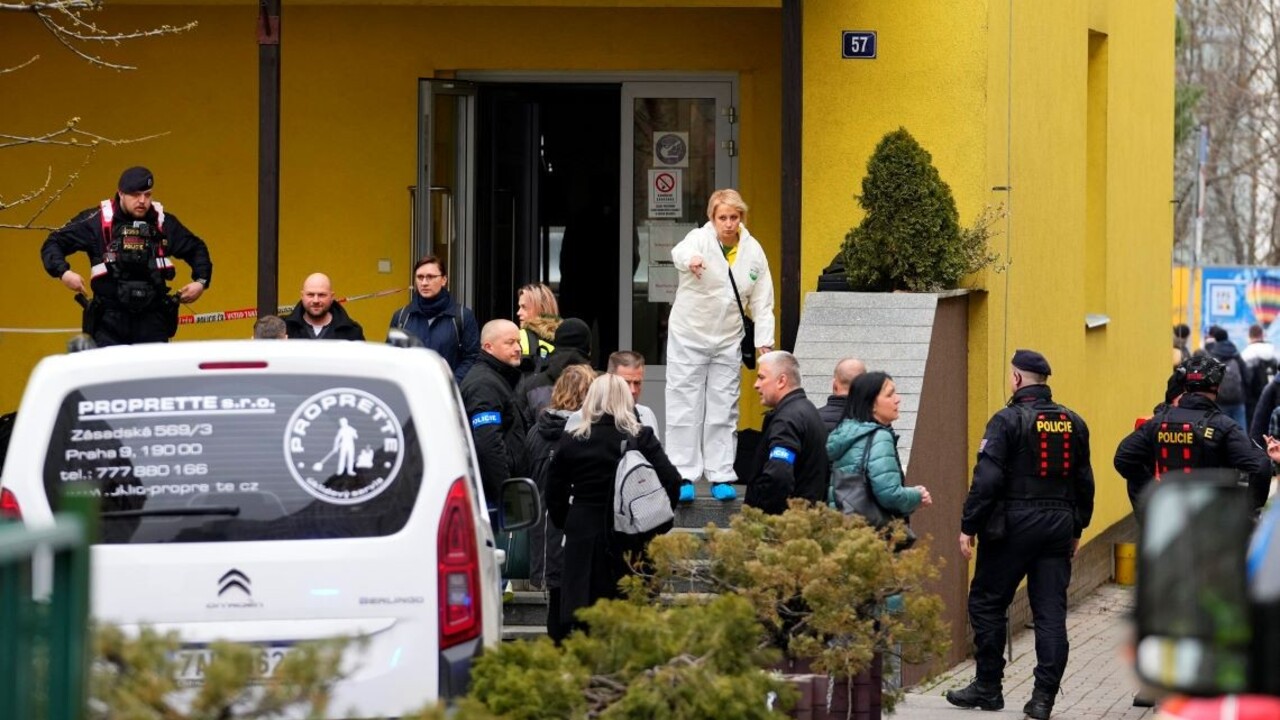 Učňa podozrivého z napadnutia učiteľa v Prahe previezli v kukle do cely