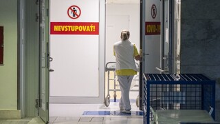 Nových nakazených je najmenej za posledné dni, ubudlo aj pacientov v nemocniciach