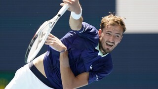 Turnajová jednotka Medvedev vypadol z ATP, vyradil ho poľský tenista Hurkacz