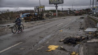 V Buči ležia na ulici desiatky mŕtvych civilistov. Obete ruských útokov plnia masové hroby