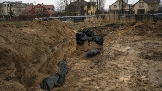 V oslobodenej obci pri Kyjeve objavili ďalší masový hrob s desiatkami obetí
