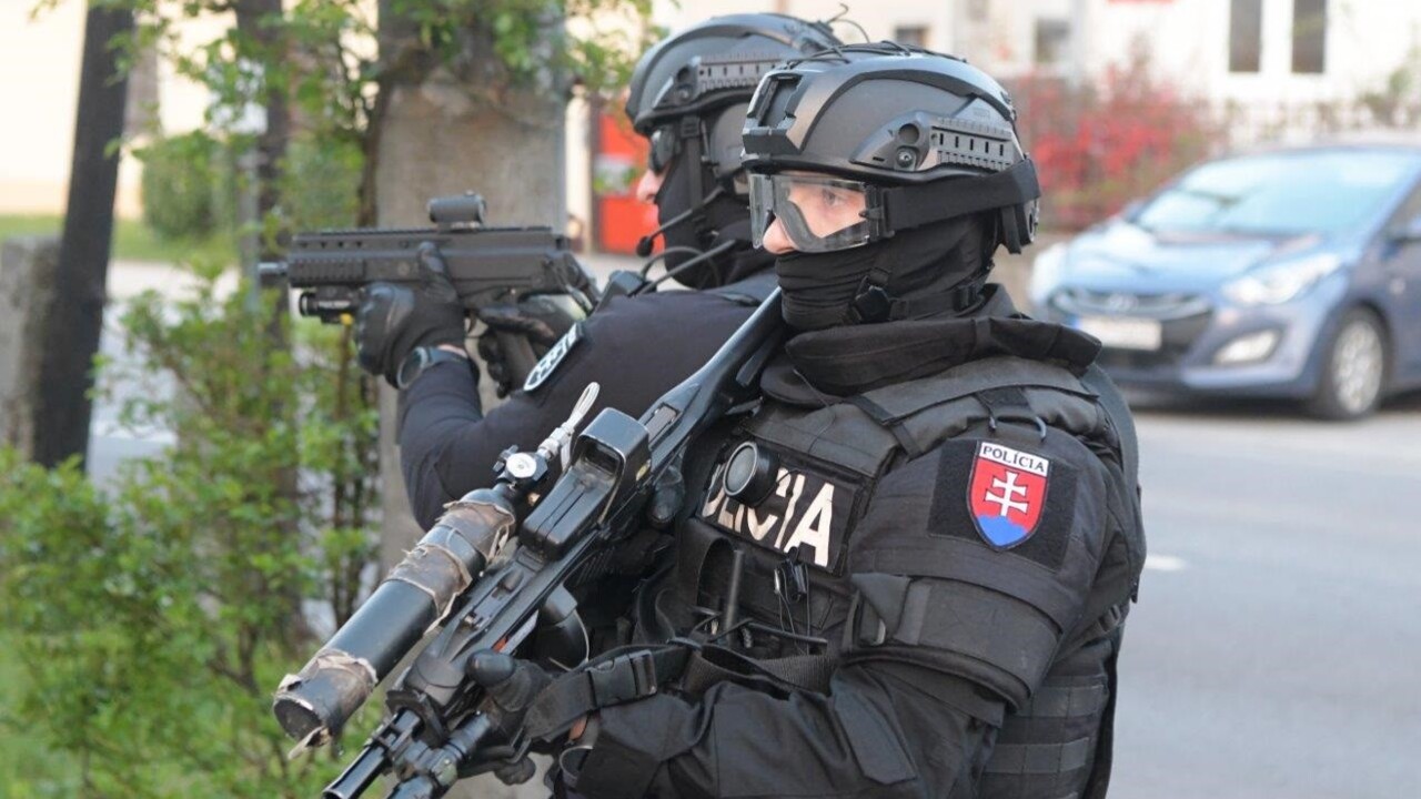 Polícia zasahovala v rámci akcie Kvetinár. Na výrobu detskej pornografie malo byť zneužité mladé dievča