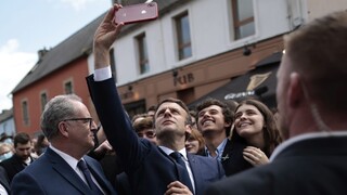 Francúzi si v nedeľu volia prezidenta, prieskumy odhadujú tesné víťazstvo Macrona