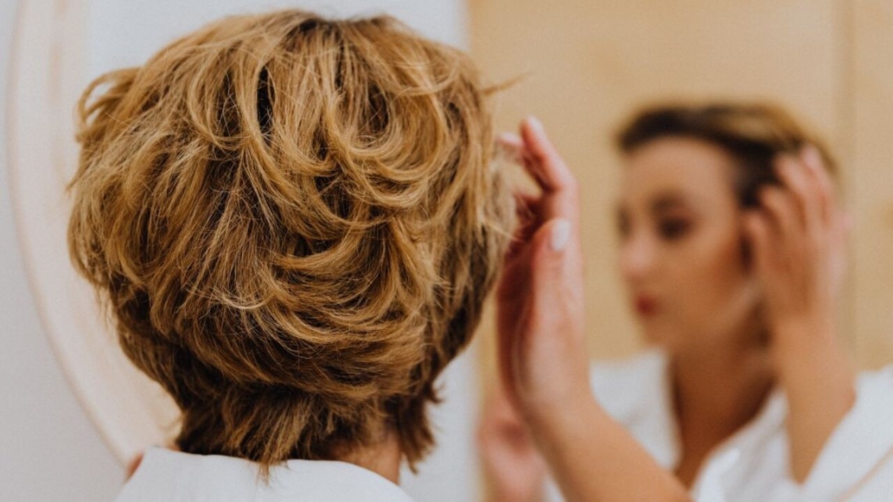 Uvažujete o krátkych vlasoch? Či sa vám budú hodiť závisí od času, kvality aj vlasového víru