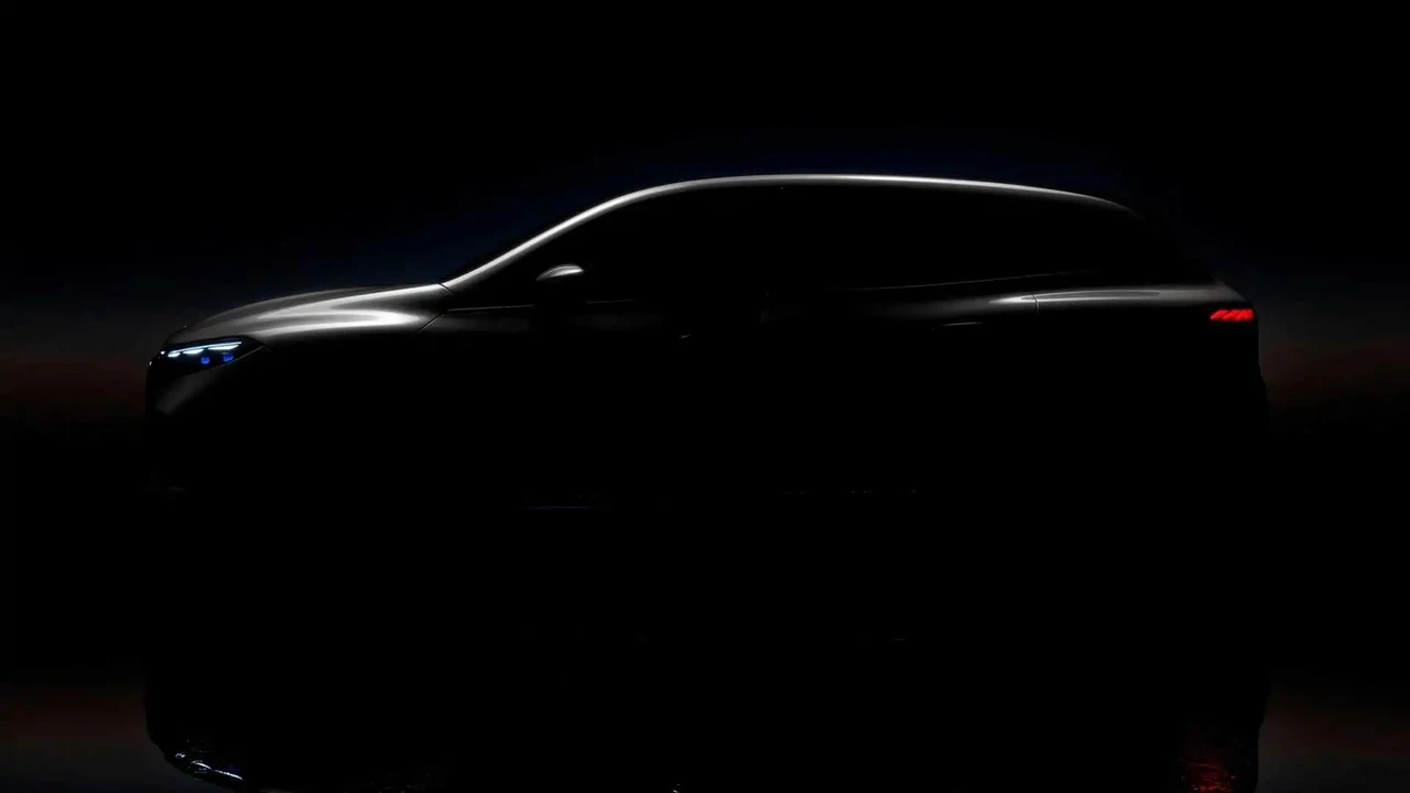 Mercedes zverejnil prvý záber nového EQS SUV