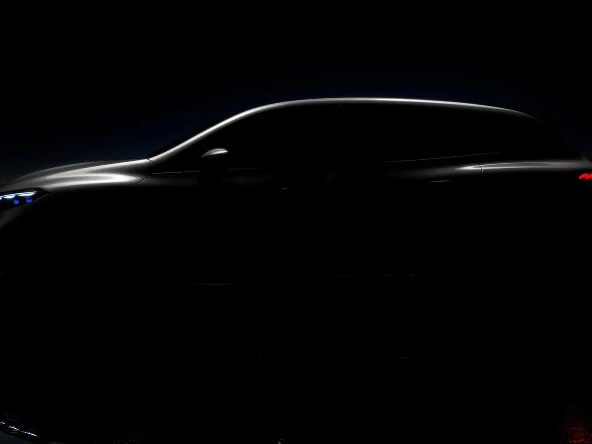 Mercedes zverejnil prvý záber nového EQS SUV
