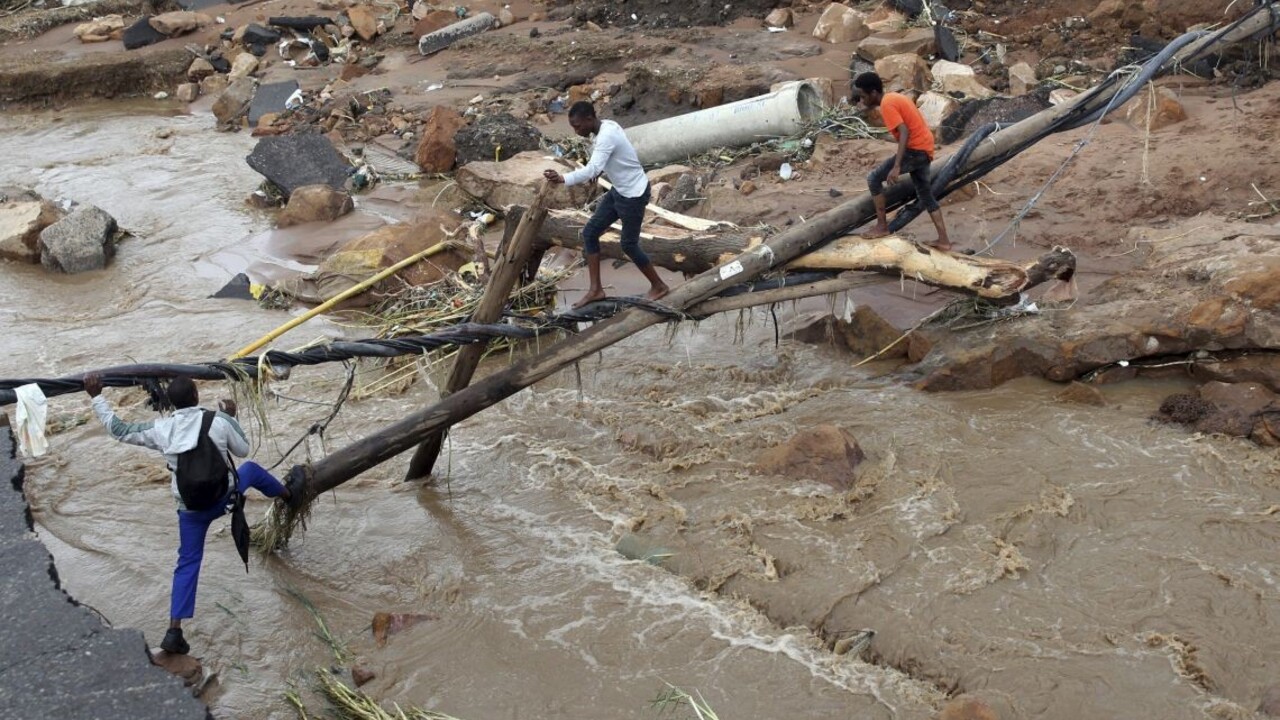 JAR: Ničivé záplavy si vyžiadali už viac ako 300 obetí