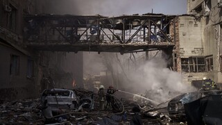ONLINE: Rusi pripravujú útok na rodné mesto Zelenského. Kyjev po dvoch mesiacoch stále stojí, vyhlásil Biden