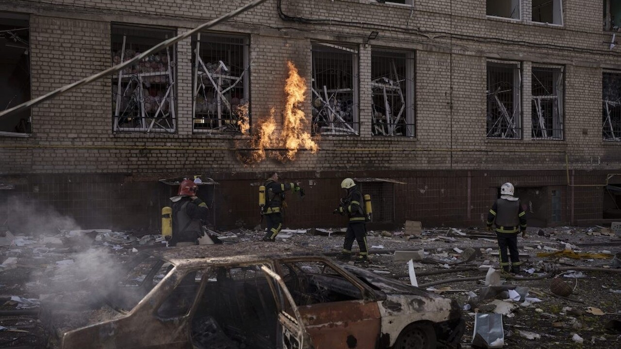 ONLINE: Najbohatší Ukrajinec chce znovu postaviť Mariupol. Rusko útočilo na Kyjev a Charkov