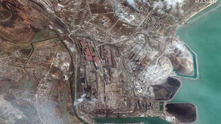 V areáli oceliarní Azovstal v Mariupole sa ukrývajú civilisti. Rusi ich majú využívať na zber mŕtvol a kopanie masových hrobov