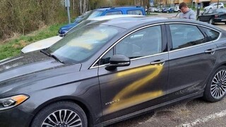 Neznámy páchateľ nasprejoval na ukrajinské auto ruský symbol vojny, polícia začala trestné stíhanie