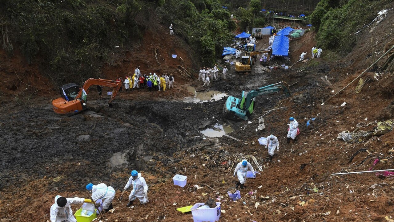 Príčina zrútenia čínskeho lietadla stále nie je známa. Čierne skrinky sú značne poškodené