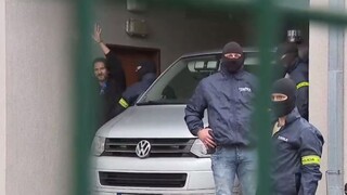 Kaliňák s putami veselo zamával novinárom. Súd už rozhoduje o väzbe pre exministra