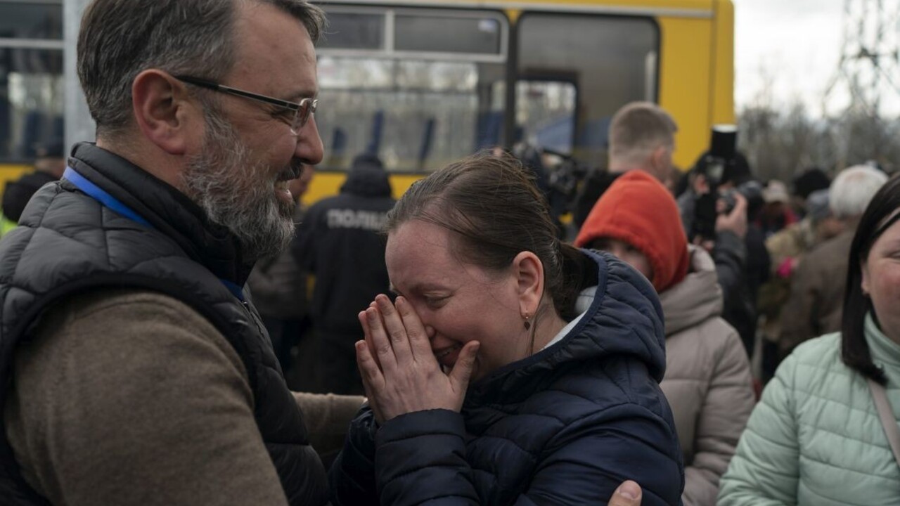 Rusi v okupovaných oblastiach násilne verbujú civilistov do svojej armády, tvrdí Ukrajina
