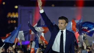 Macron obhájil prezidentský post, podľa prvých odhadov získal asi 58 percent hlasov