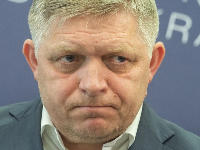 Parlamentný výbor rokuje o vydaní Fica do väzby, schôdzu prerušili. Šéf Smeru odmietol účasť