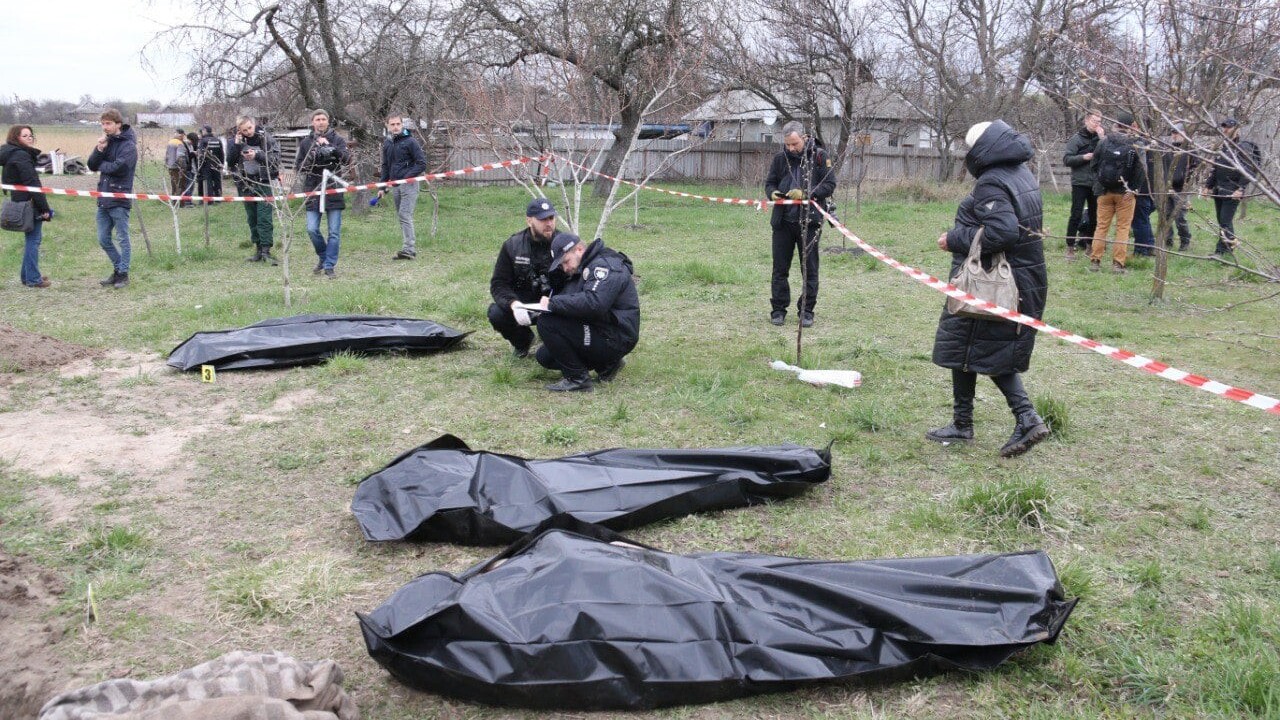 Niektoré Ukrajinky boli pred zabitím znásilnené. Forenzní experti, ktorí skúmajú telá z masových hrobov, majú dôkazy