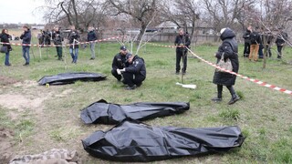 Niektoré Ukrajinky boli pred zabitím znásilnené. Forenzní experti, ktorí skúmajú telá z masových hrobov, našli dôkazy