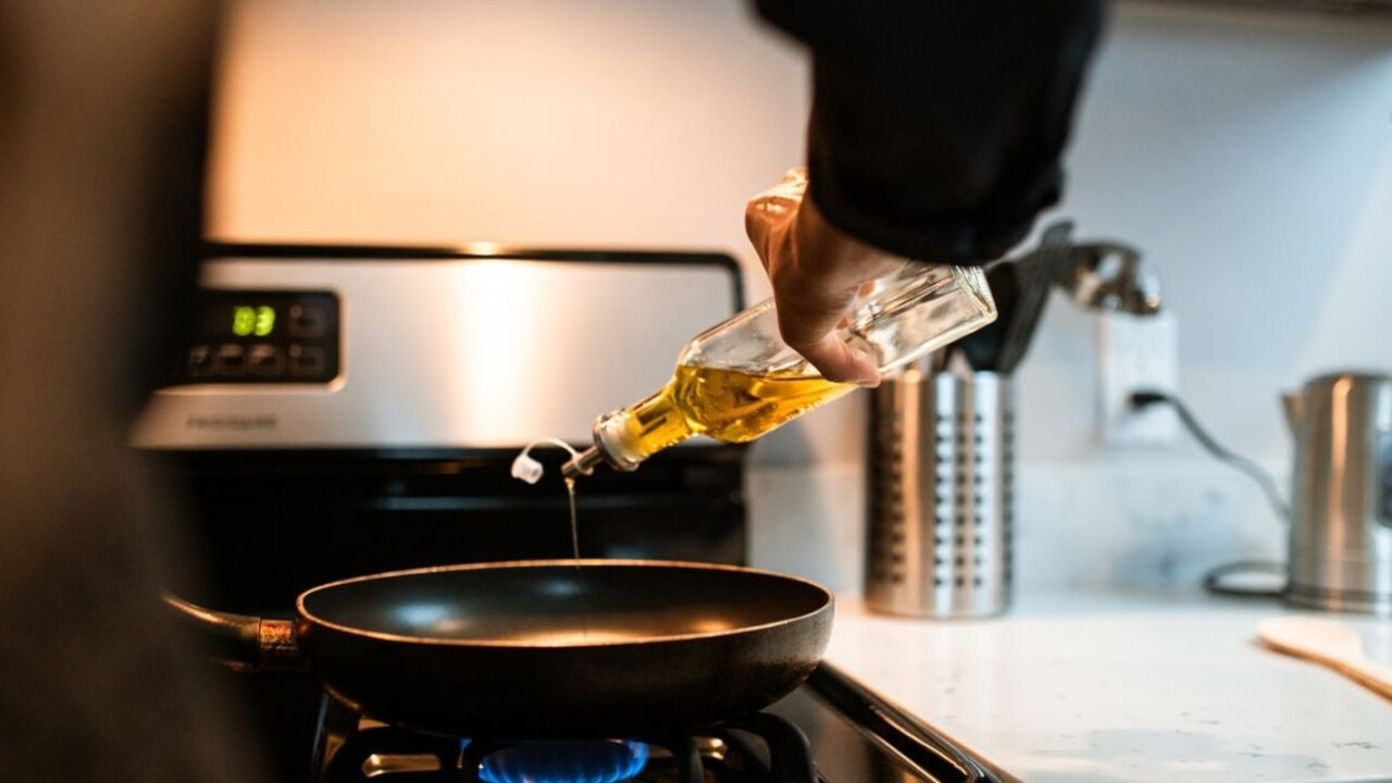 Vďaka mrkve či soli olej viac nebude prskať: Tieto triky sa vám zídu pri vyprážaní