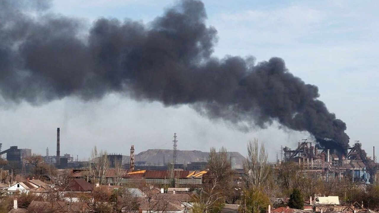 ONLINE: Z mariupolských oceliarní stúpa čierny dym. Generálny tajomník OSN sa stretne s Putinom