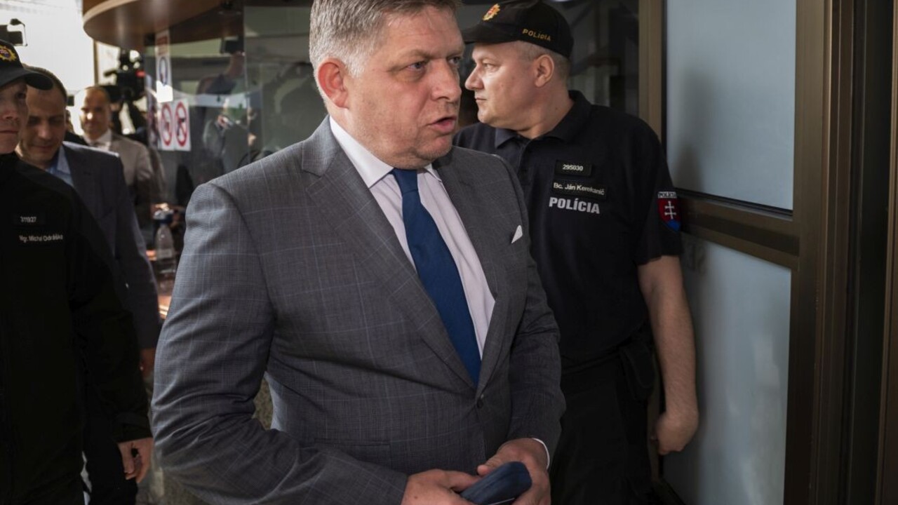 Obvinený expremiér Fico prišiel vypovedať na policajné prezídium
