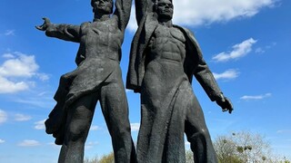 Z Kyjeva zmizla socha pripomínajúca priateľstvo s Ruskom. Hlava ruského robotníka symbolicky odpadla, uviedol Kličko
