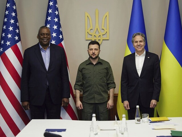 Húfnice, rakety, munícia i sanitky. USA vyšlú na Ukrajinu pomoc za takmer 700 miliónov