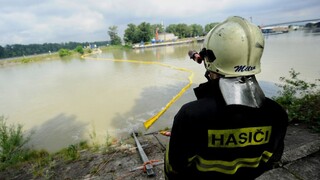 Ropná škvrna pri Gabčíkove má osem kilometrov, spôsobené škody vyčíslené ešte nie sú