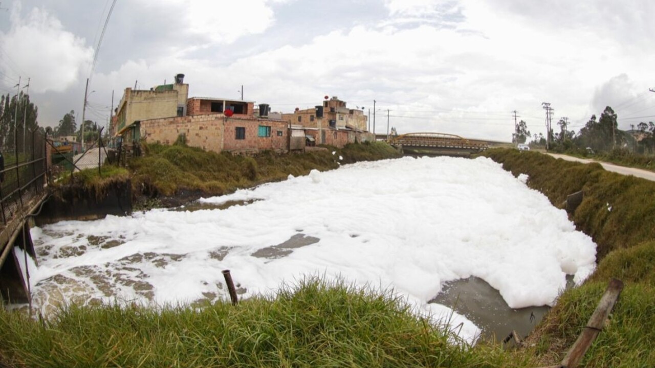 Toxická pena zaplavila ulice, komplikuje život v Kolumbii. Deťom znemožnila prístup do školy
