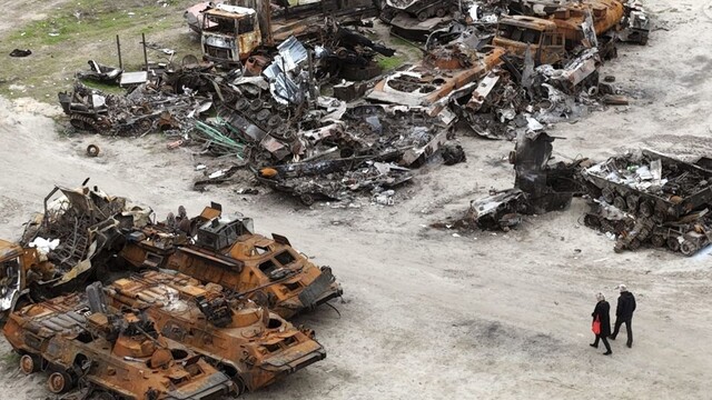 ONLINE: Nemecko nebude platiť za plyn v rubľoch. Rusi ostreľovali obytný bytový dom v Charkove