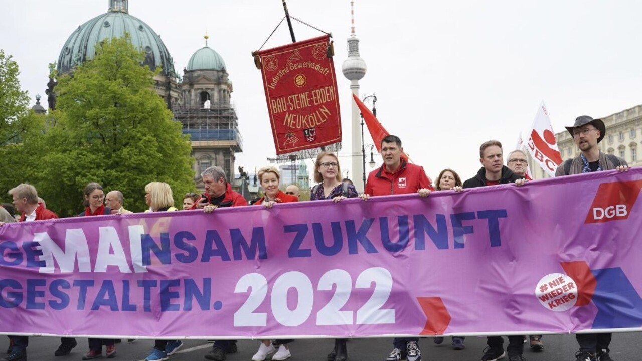 Pred demonštráciami krajnej pravice v Nemecku došlo k násilnostiam, útočilo sa aj kameňmi na vlak