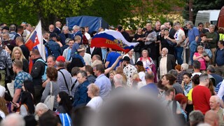 Mávali aj s ruskou vlajkou. Na akciu Smeru prišlo vyše 2-tisíc ľudí, na záver zasahoval antikonfliktný tím