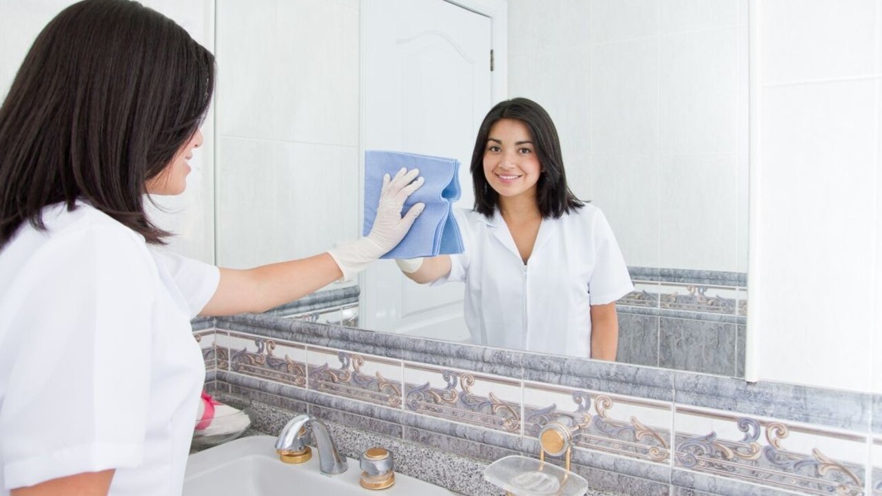 Doteraz ste zrkadlá nečistili správne: Tieto chyby robíme pri ich leštení najčastejšie