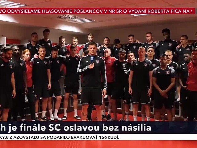 Futbalisti vyzývajú fanúšikov aby bolo finále oslavou futbalu bez násilia