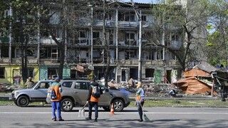 ONLINE: Začala sa druhá fáza evakuácie z Azovstaľu, Zelenskyj žiadal Johnsona o ďalšie zbrane