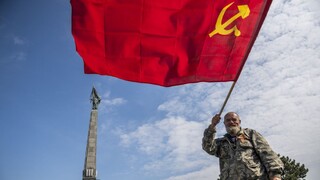 FOTO: Na Slavíne spomínajú na obete vojny na Ukrajine. Prišli tam aj ľudia so sovietskymi vlajkami