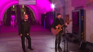 Prekvapenie pre Kyjev! V metre koncertovala legendárna kapela U2, pozval ju Zelenskyj