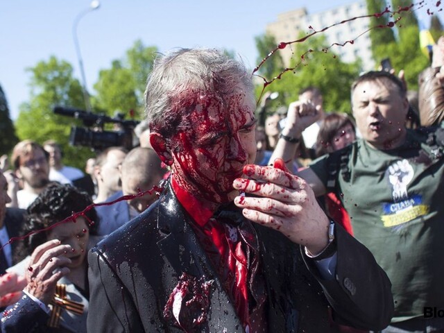 Fašista a vrah, kričali demonštranti na ruského veľvyslanca v Poľsku. Na cintoríne ho poliali červenou farbou