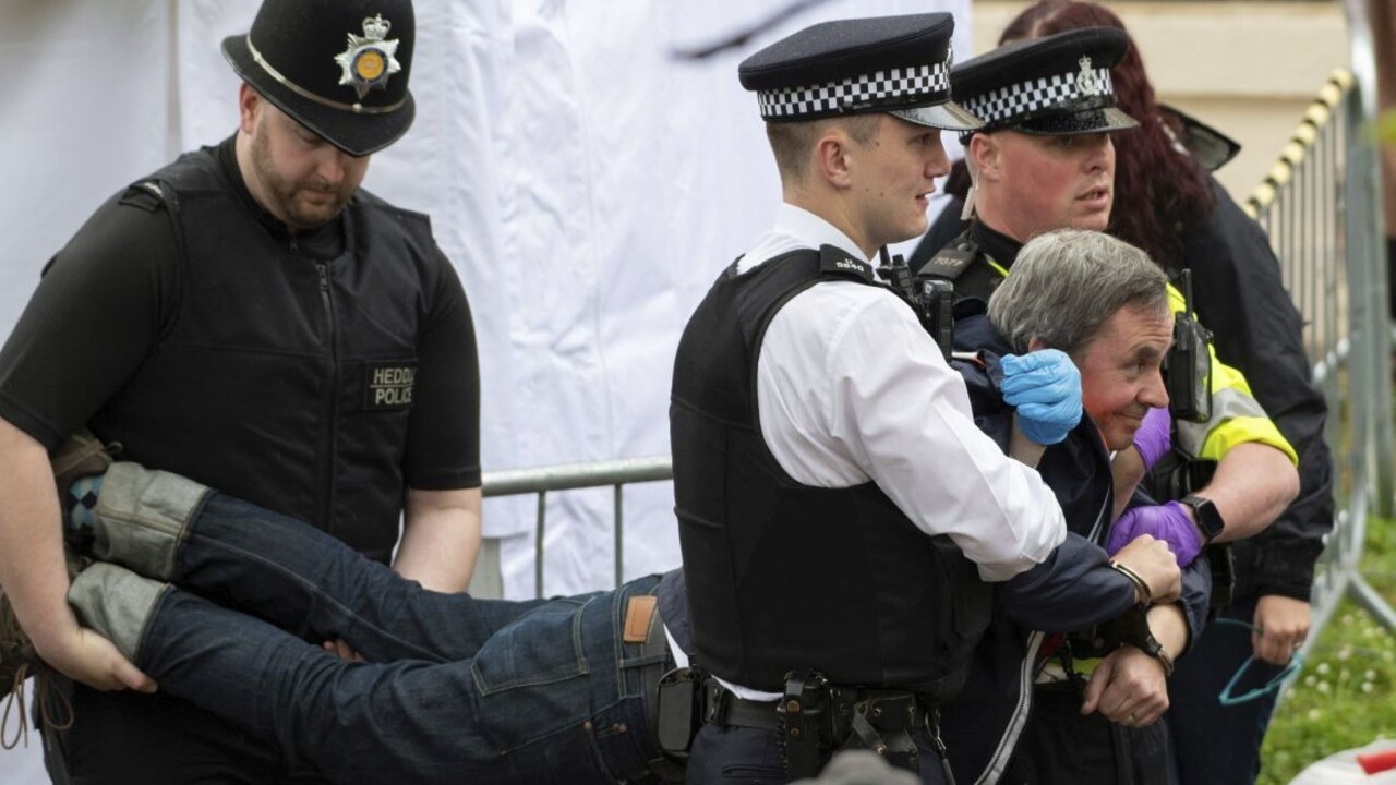 Londýnska polícia zatkla počas korunovačného víkendu desiatky ľudí