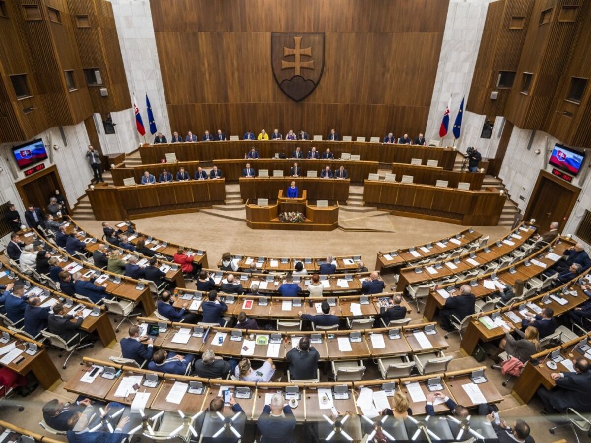 V programe NR SR pribudli ďalšie návrhy vlády. Medzi nimi je riešenie limitov v rozpočte